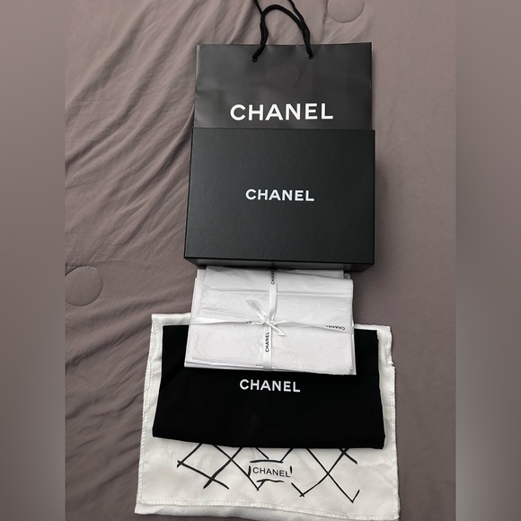 Chanel gift wrap - Picture 1 of 2